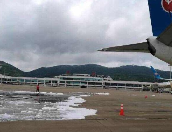 烏龍！長安航空首航飛機珠海機場“過水門” 消防車誤噴泡沫致飛機停飛